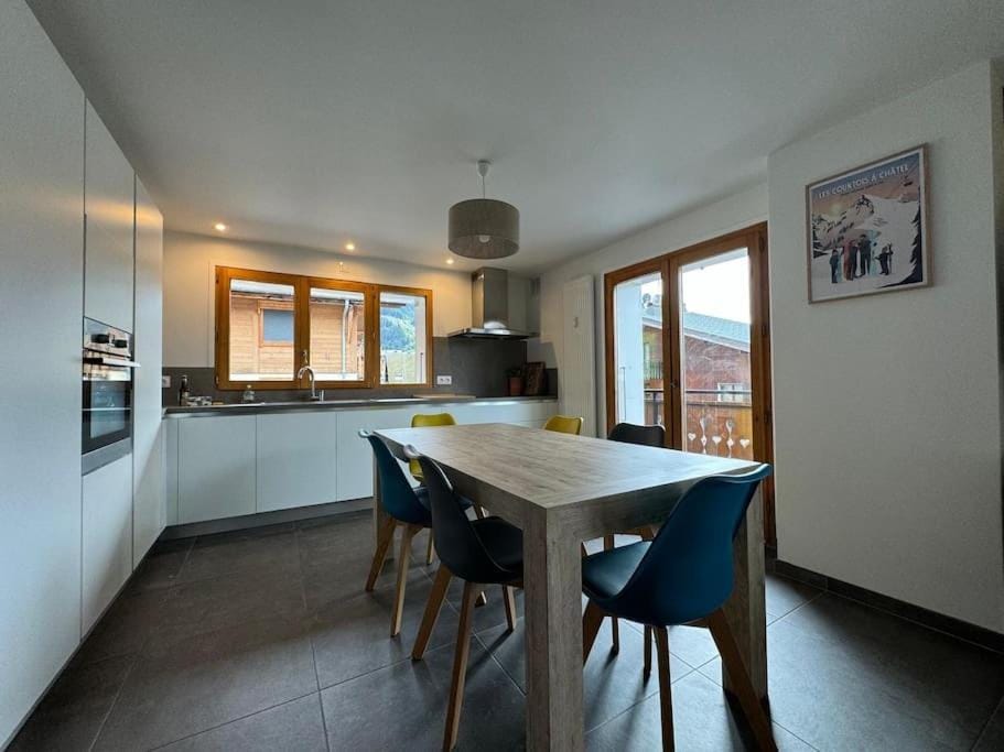Kitchen or kitchenette, Dining area