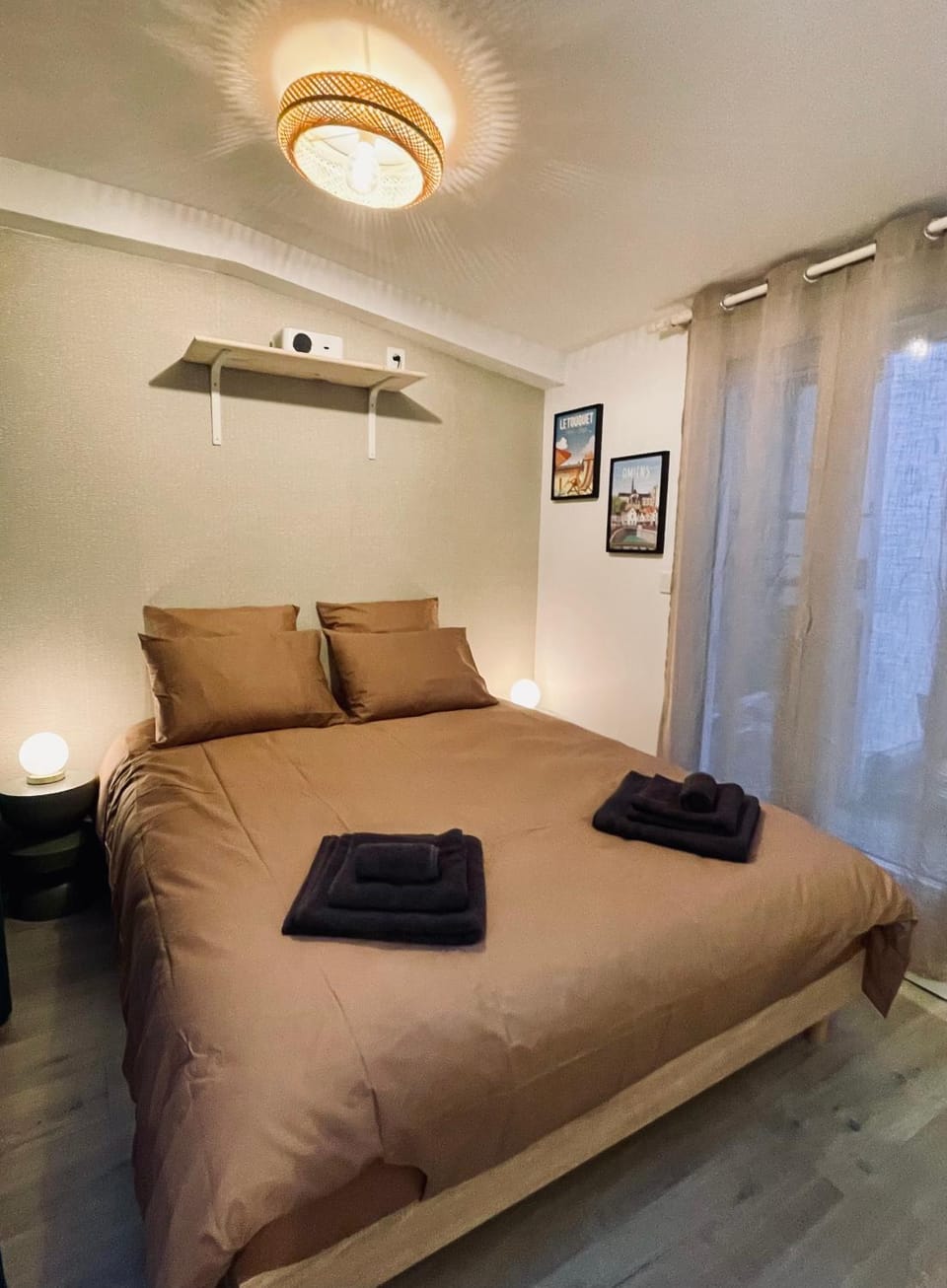 Bed, Bedroom, towels