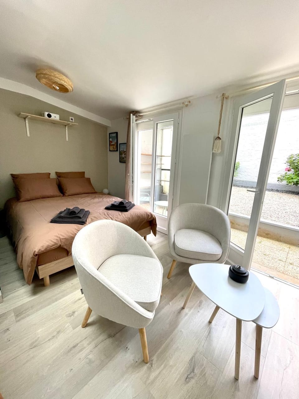 Bed, Living room, Photo of the whole room, Bedroom