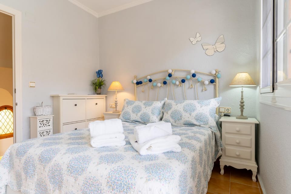 Bed, Bedroom, towels