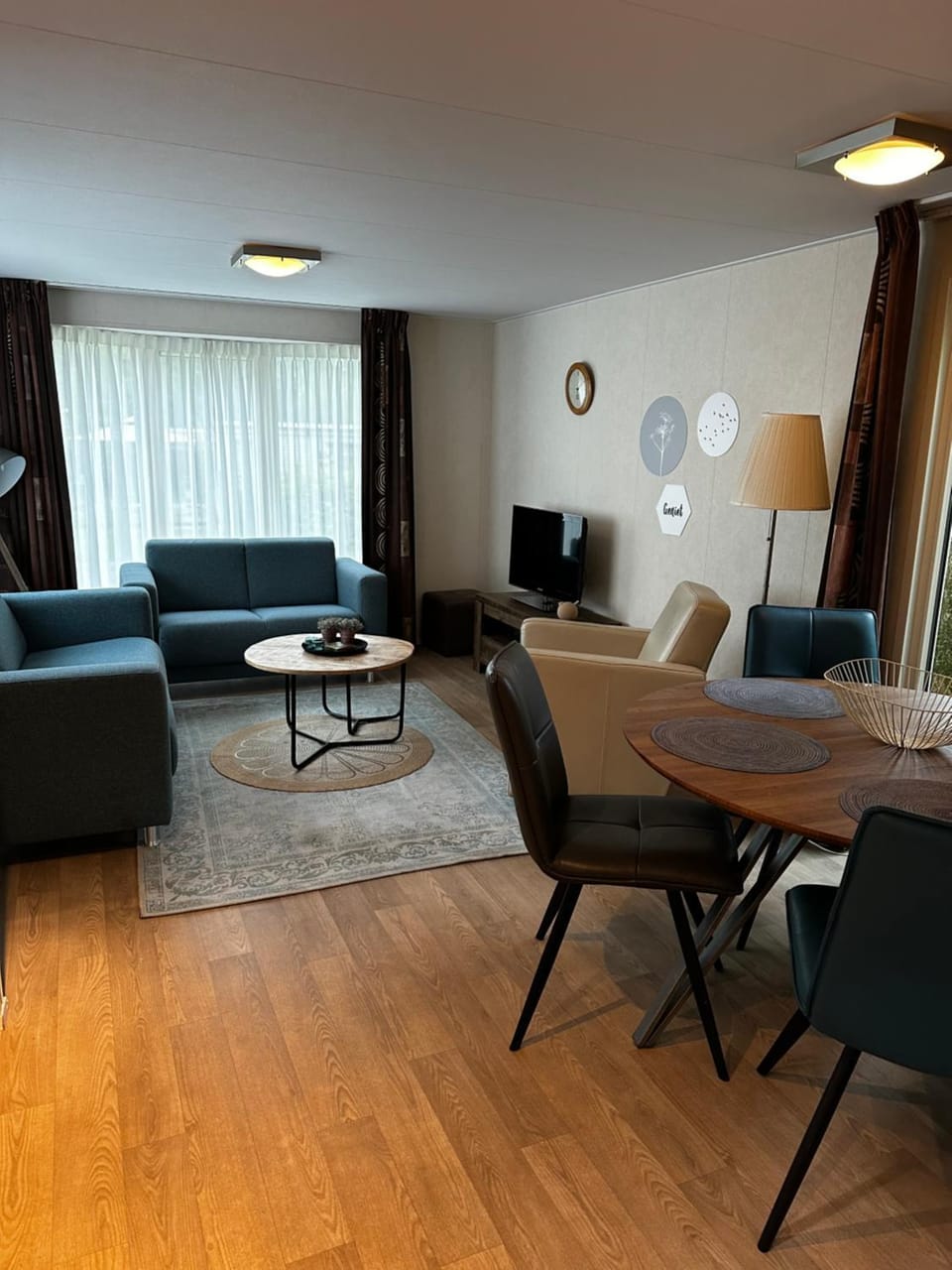 TV and multimedia, Living room, Seating area, Dining area