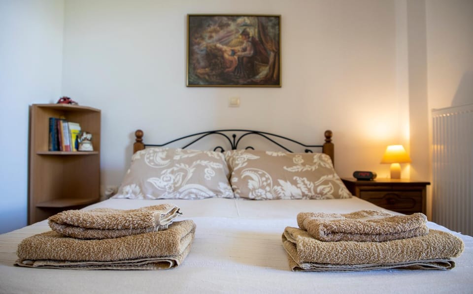 Bed, Bedroom, towels