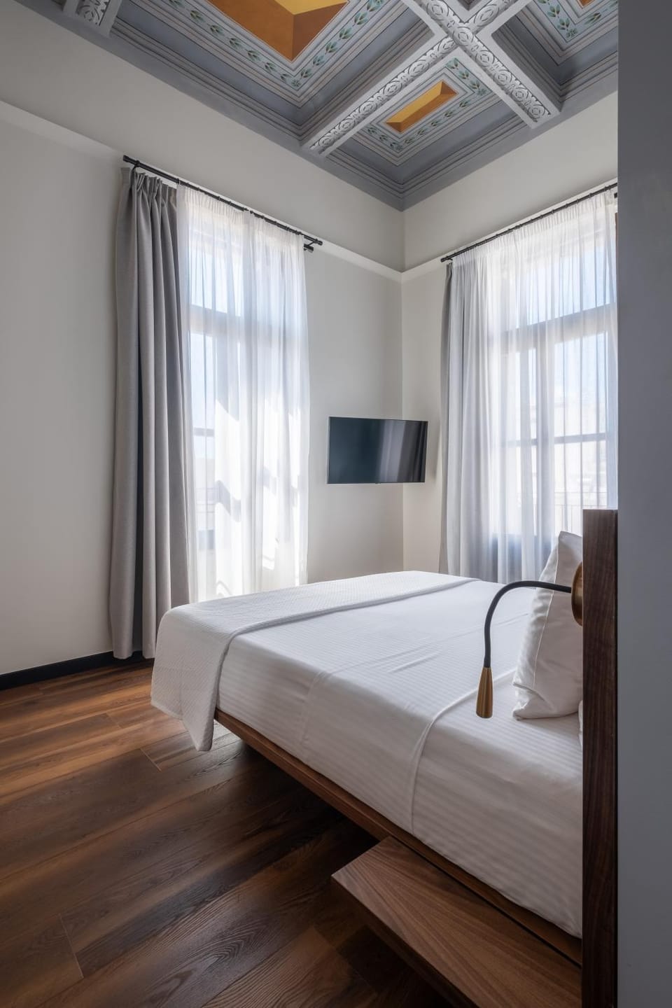 Bed, TV and multimedia, Photo of the whole room, Bedroom