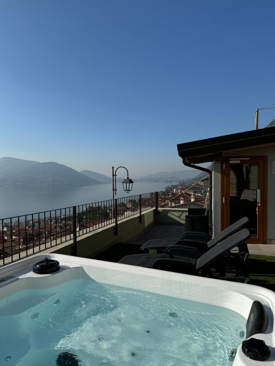 Natural landscape, Hot Tub, Balcony/Terrace, Lake view, Pool view