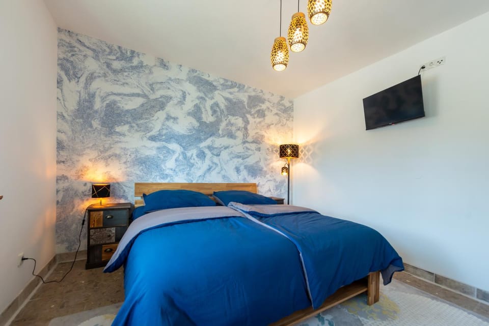 Bed, TV and multimedia, Photo of the whole room, Bedroom