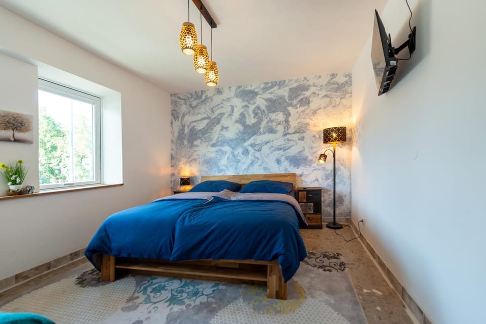 Bed, TV and multimedia, Photo of the whole room, Bedroom