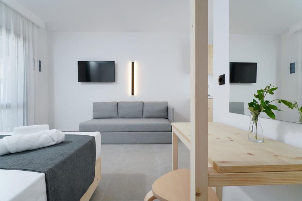 Bed, TV and multimedia, Bedroom, towels