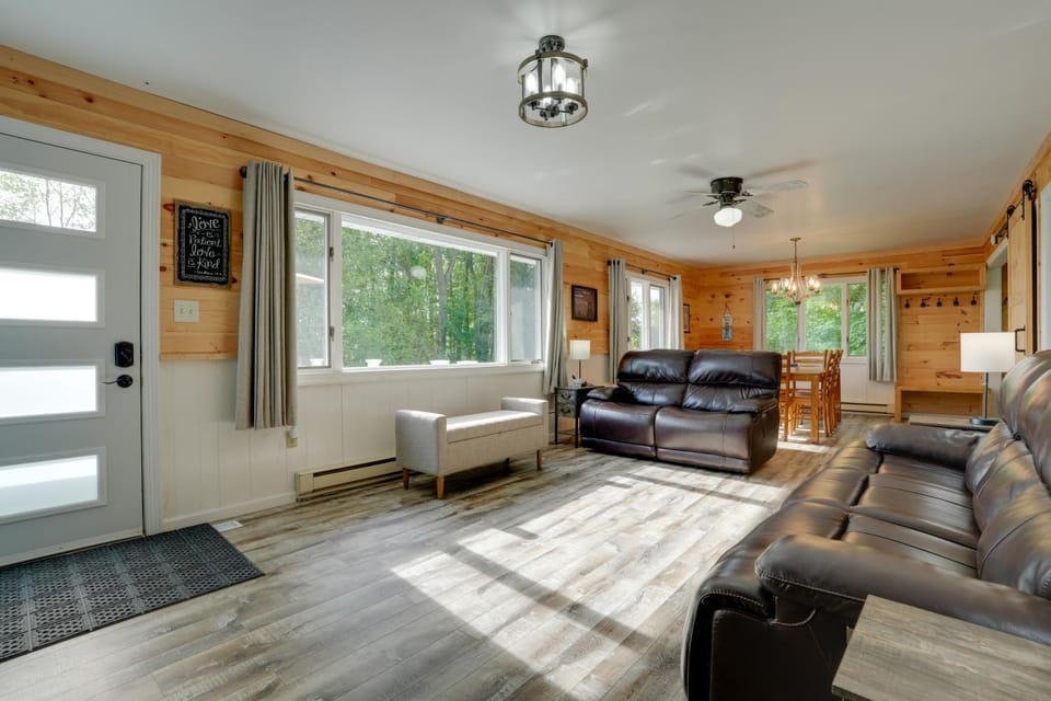 Lakefront Home in Hartford: Hot Tub, Kayaks & Dock House in Michigan