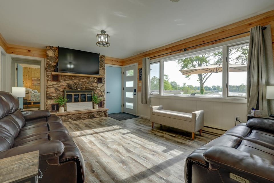 Lakefront Home in Hartford: Hot Tub, Kayaks & Dock House in Michigan