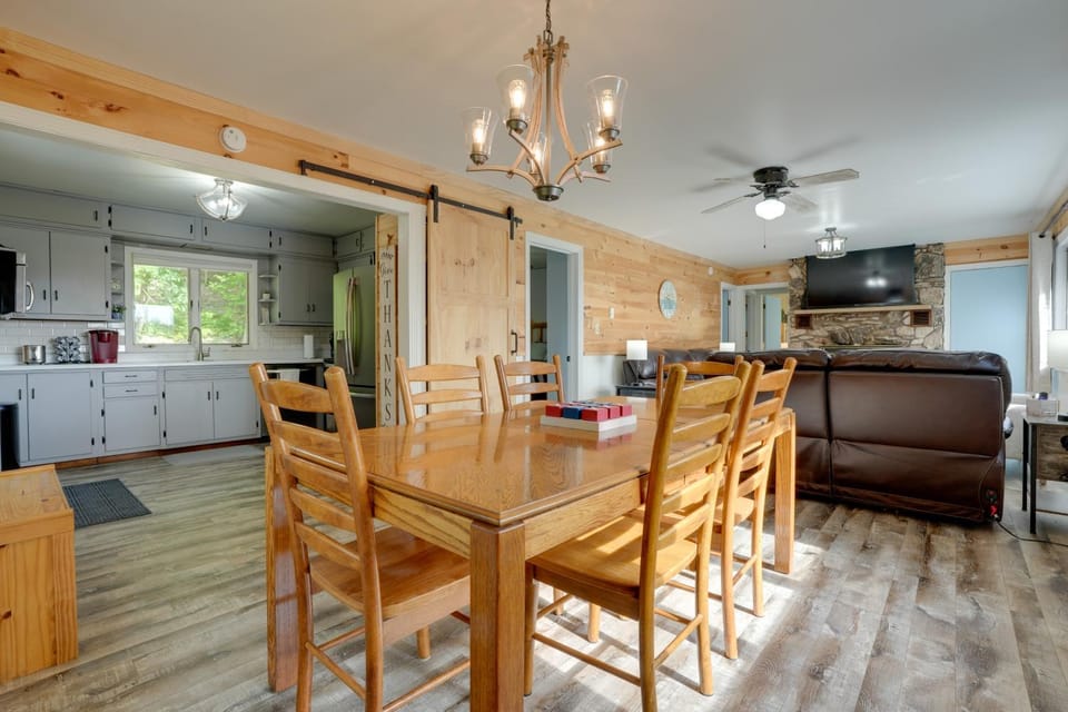 Lakefront Home in Hartford: Hot Tub, Kayaks & Dock House in Michigan