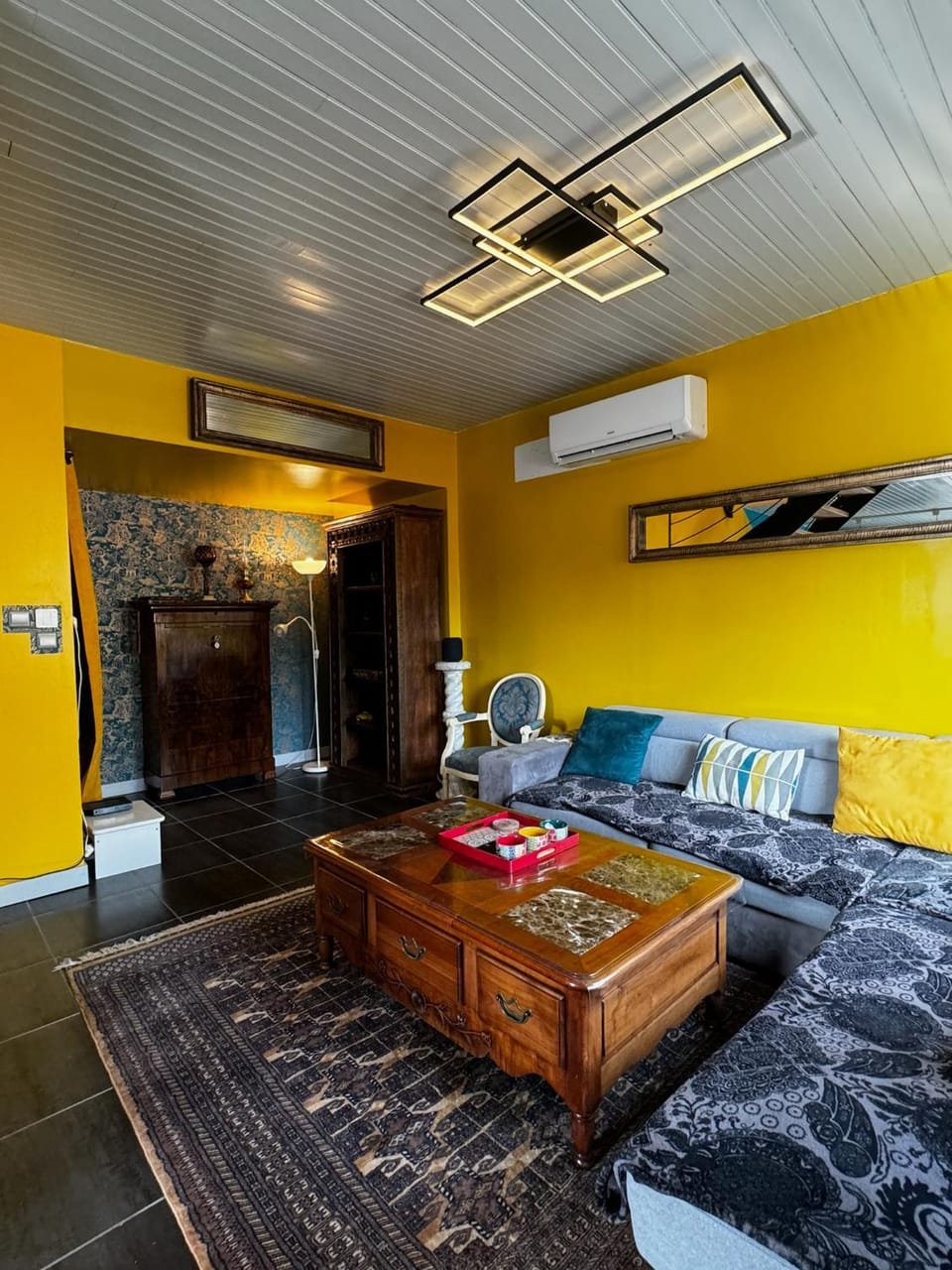 TV and multimedia, Living room, Seating area, air conditioner