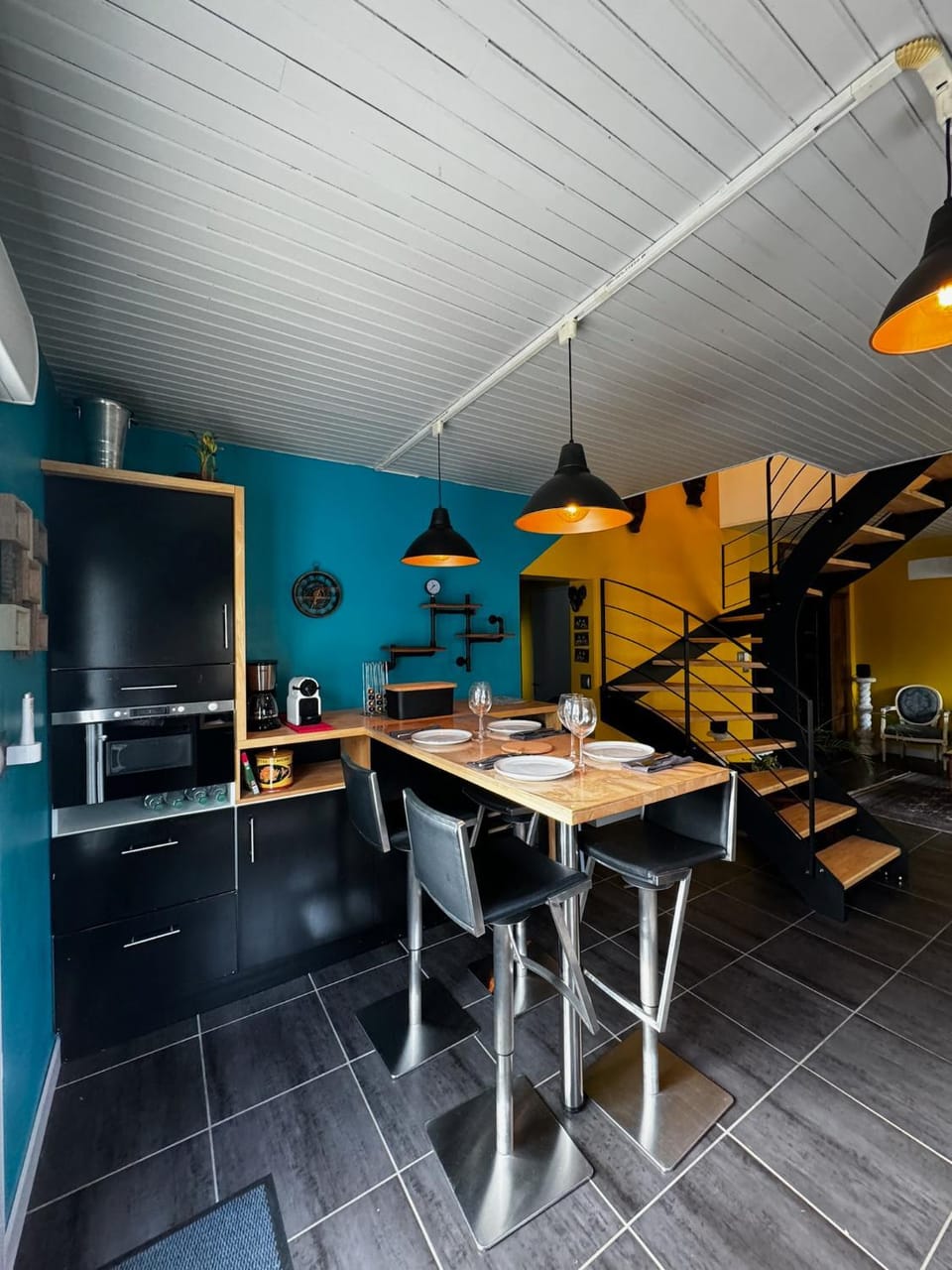 Kitchen or kitchenette, Dining area