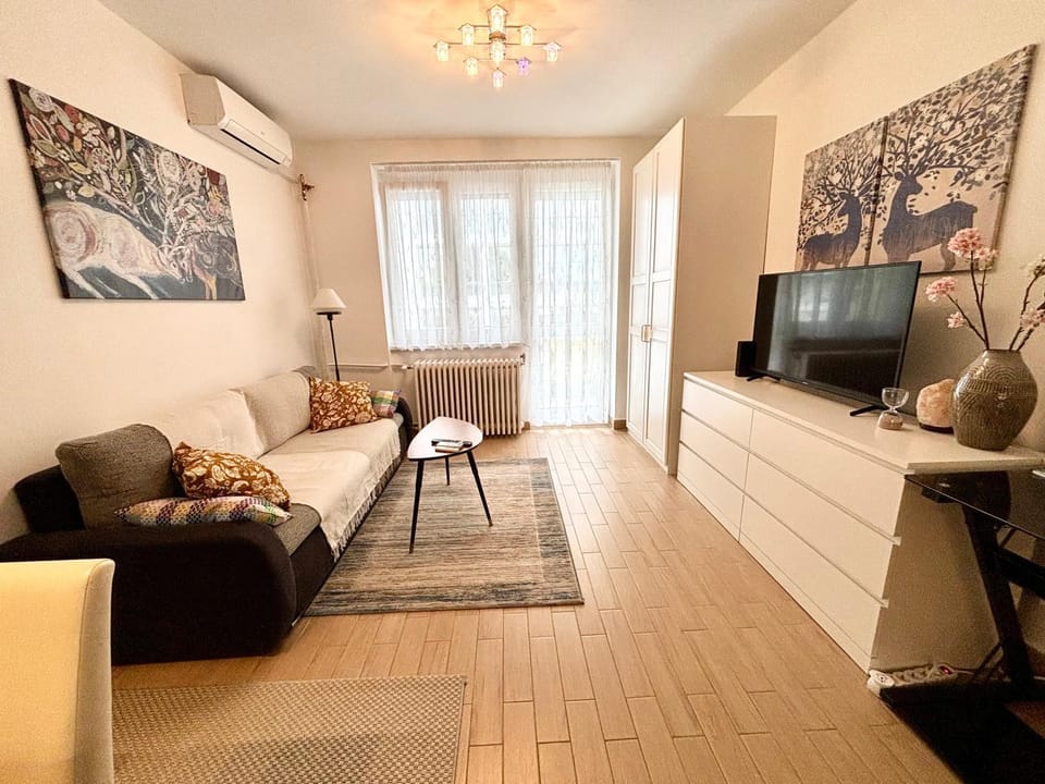 Communal lounge/ TV room, TV and multimedia, Living room, Seating area, Evening entertainment
