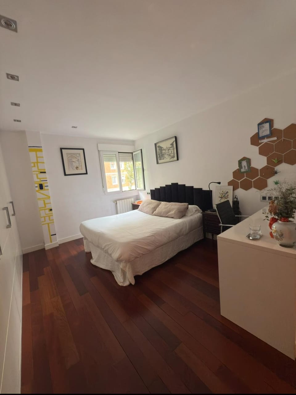 Photo of the whole room, Bedroom