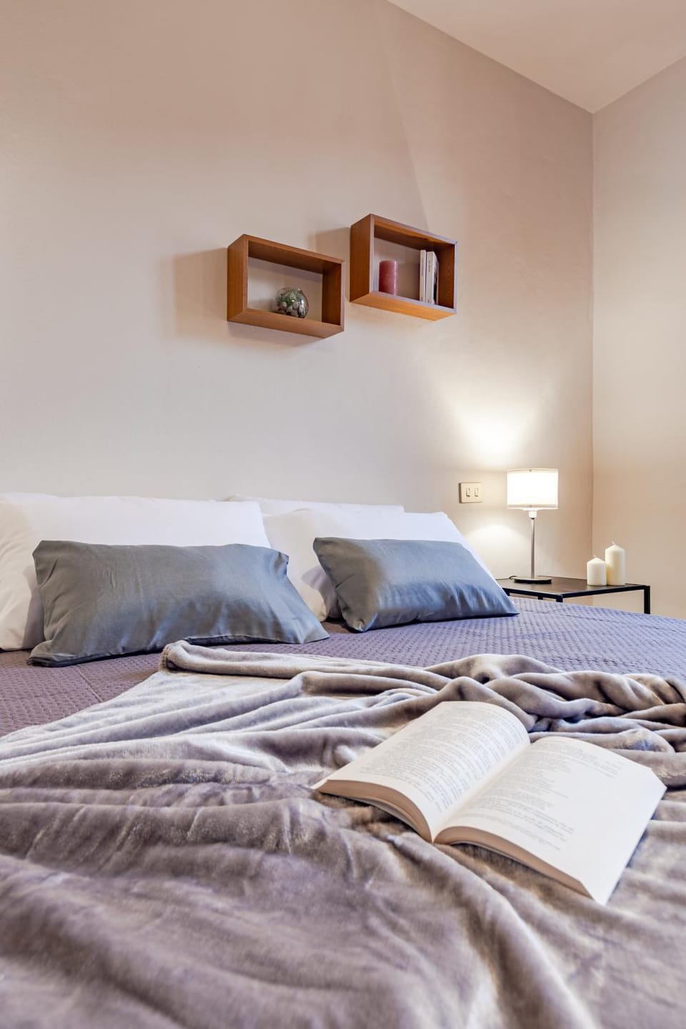 Bed, Photo of the whole room, Bedroom, towels, towels