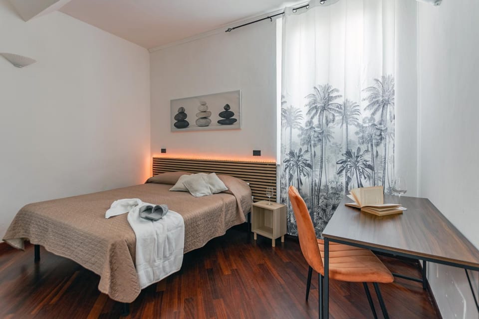 Bed, Seating area, Bedroom