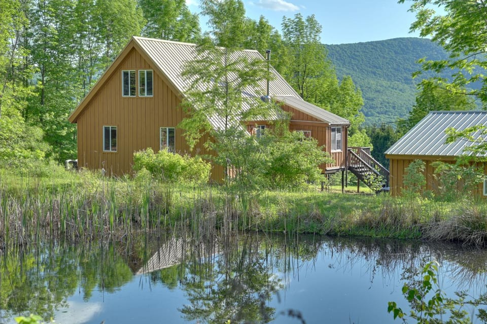 Hot Tub & Amazing Views! Family Catskills Cabin Cabin in Capital District, NY, USA