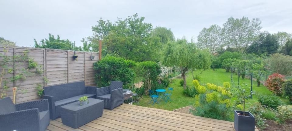 Chambre 5 mn de la gare - Tres beau jardin Vacation rental in Le Mans