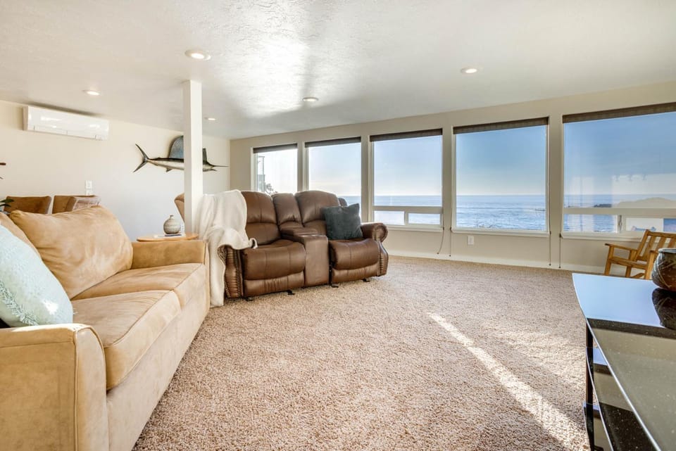 Ocean Front Condo, Walk to Everything! Whale Watcher's Point Apartment in Depoe Bay