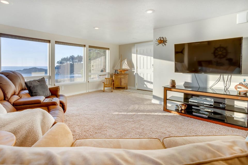 Ocean Front Condo, Walk to Everything! Whale Watcher's Point Apartment in Depoe Bay