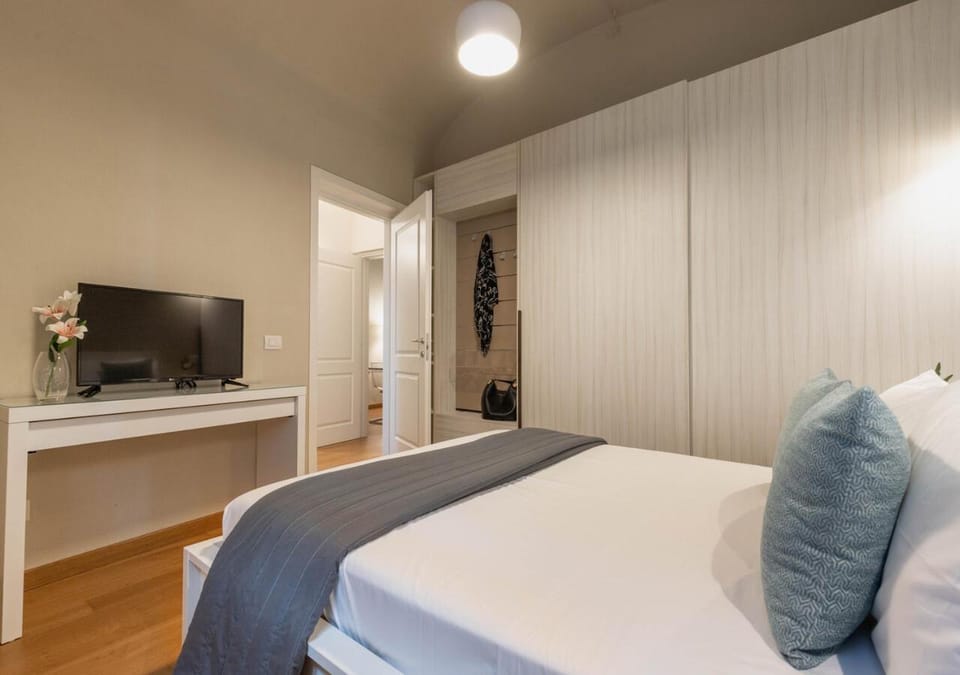 TV and multimedia, Photo of the whole room, Bedroom