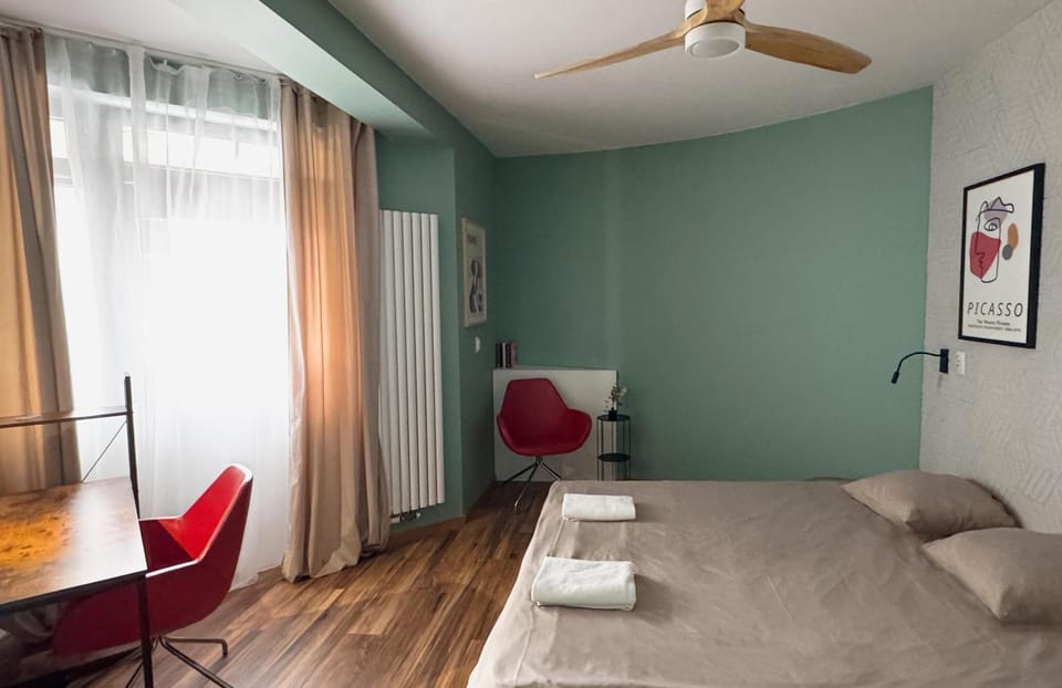 A1 - Kings Big Room - Warsaw City Haven - Shared Bathrooms - self check-in Apartment in Warsaw