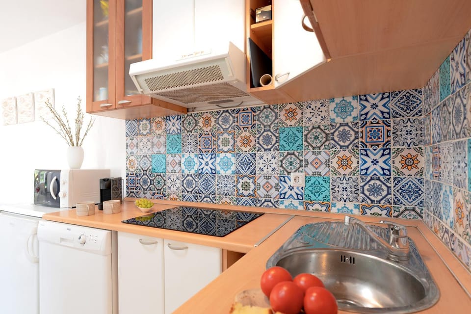Kitchen or kitchenette, dishwasher, microwave, stove