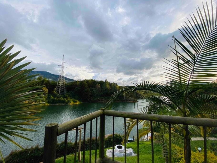 Lux Guatape Lakeside Retreat Cabin Jacuzzi Cabin in Antioquia