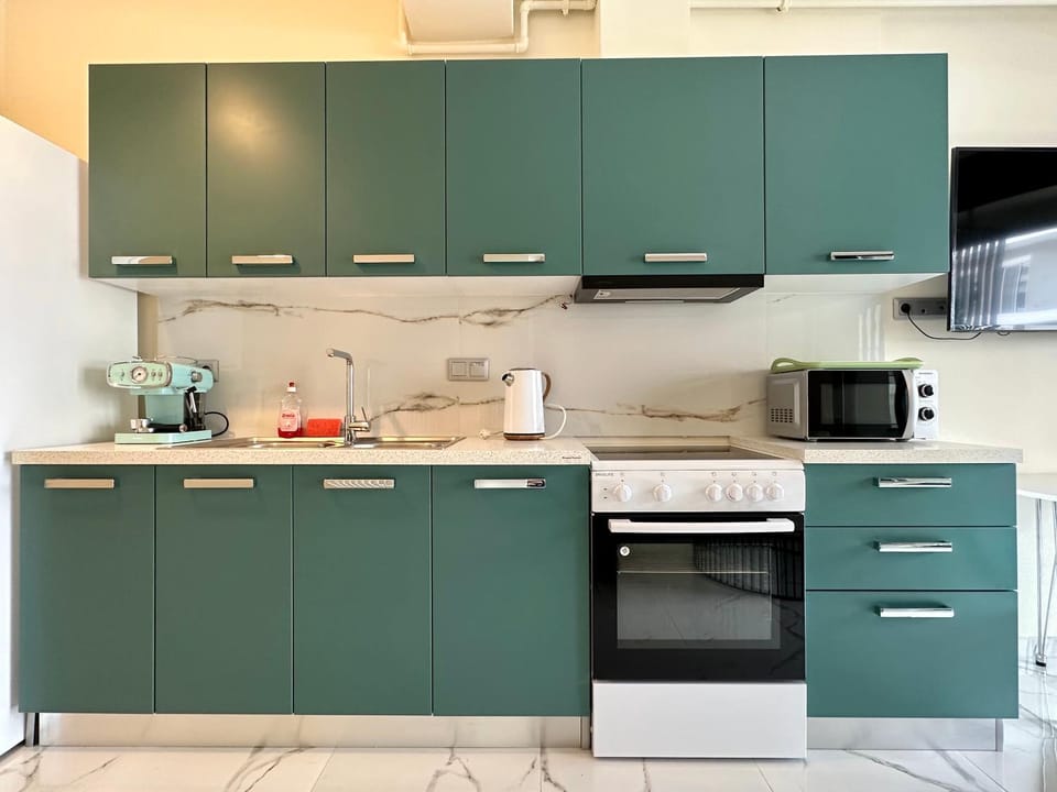 Coffee/tea facilities, Kitchen or kitchenette, microwave, oven, stove