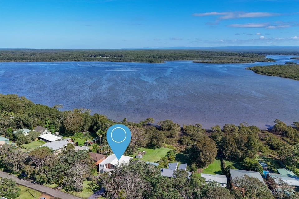 Carramar - Fireplace - Absolute Waterfront House in Culburra Beach