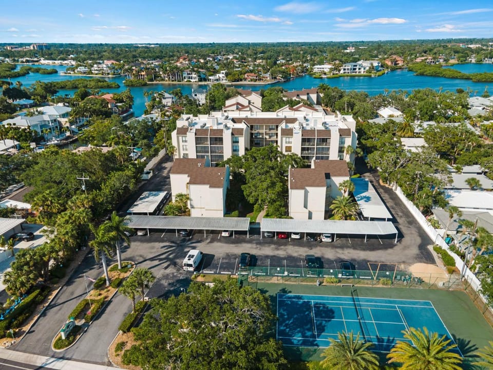 Siesta Paradise - Steps to Beach & Village - Pool House in Siesta Beach