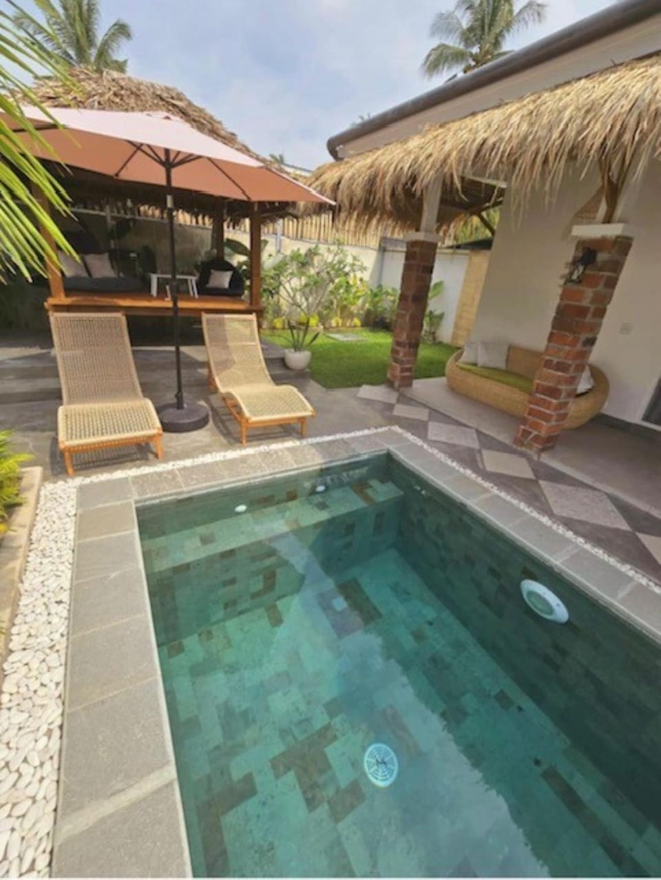 Property building, Patio, Day, Garden, Garden view, Pool view, Swimming pool, sunbed