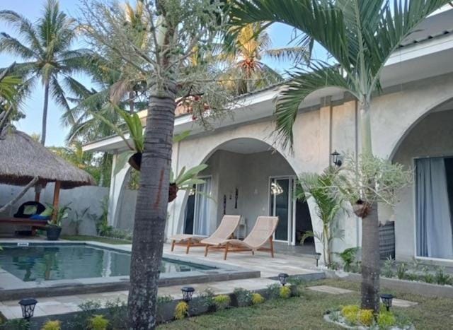Property building, Day, Garden, Pool view
