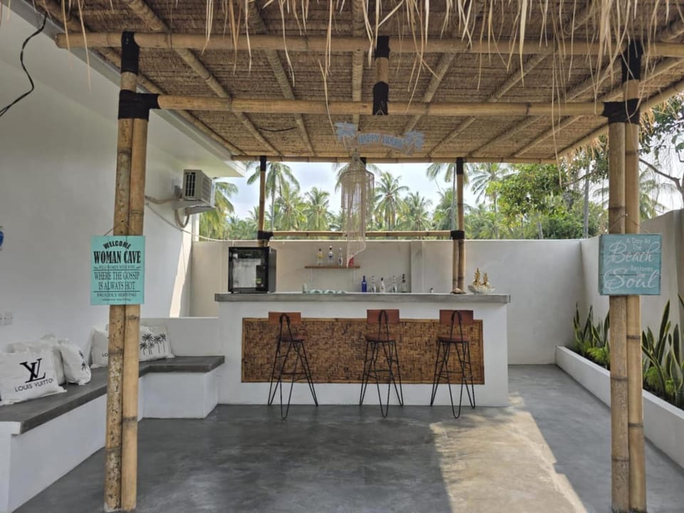 Kitchen or kitchenette, minibar