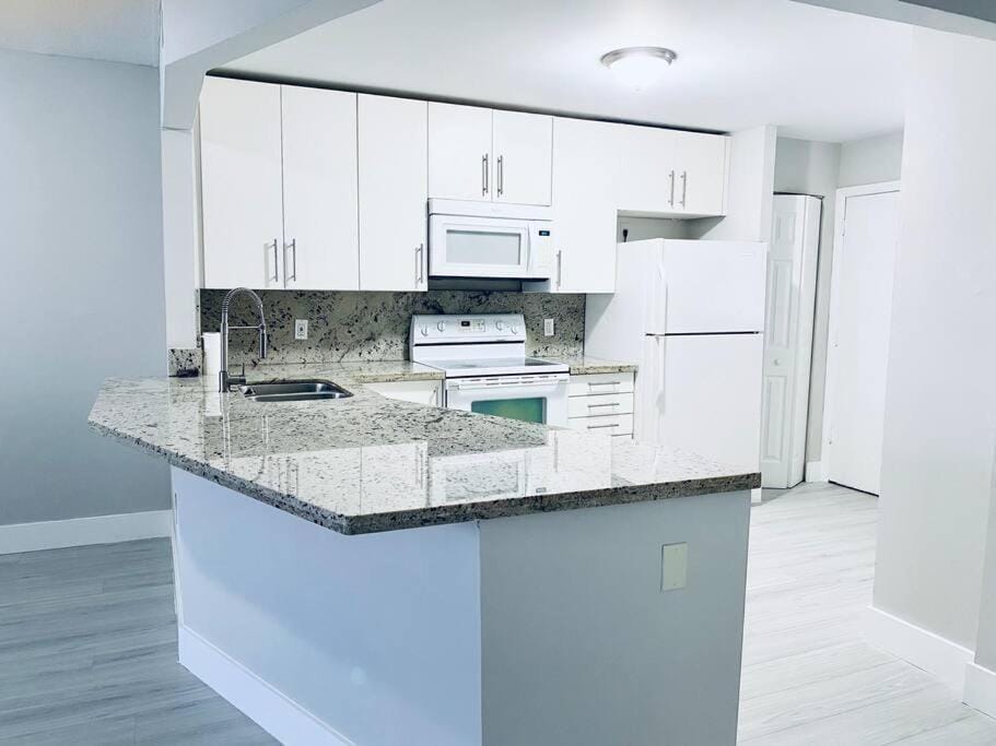 MODERN 2BR 2BA CONDO near AVENTURA! Wi-Fi! Parking Apartment in Ojus