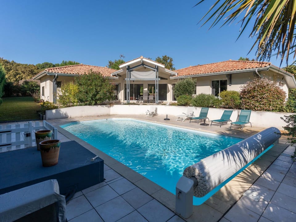 Villa familiale avec piscine chauffée, clim, 4 chambres, proche golf et plages - FR-1-319-565 Villa in Biscarrosse