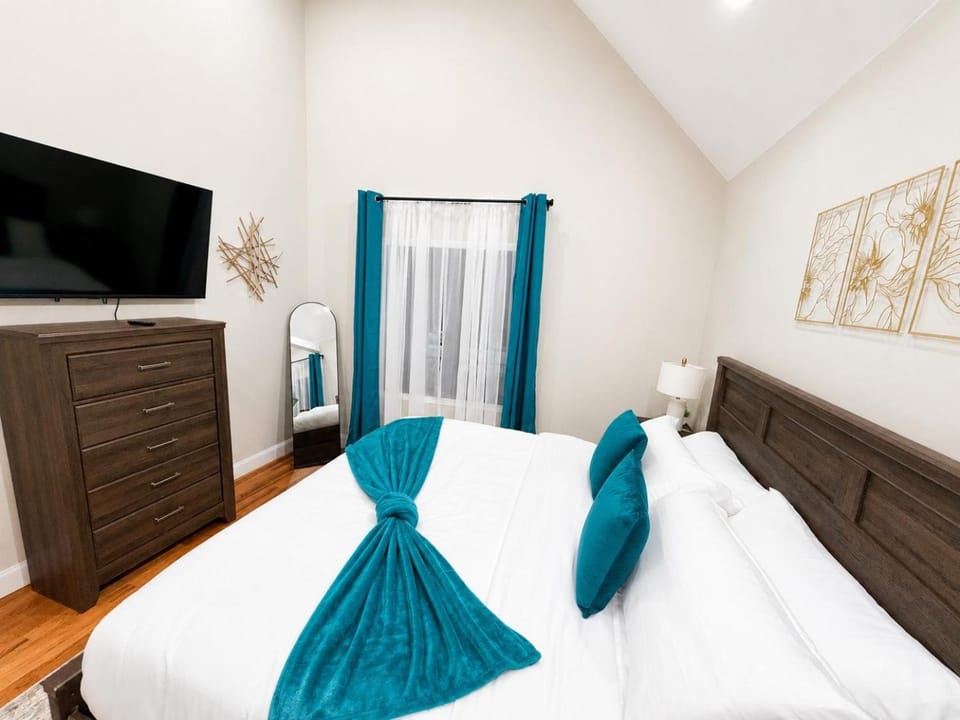 Bed, TV and multimedia, Photo of the whole room, Bedroom