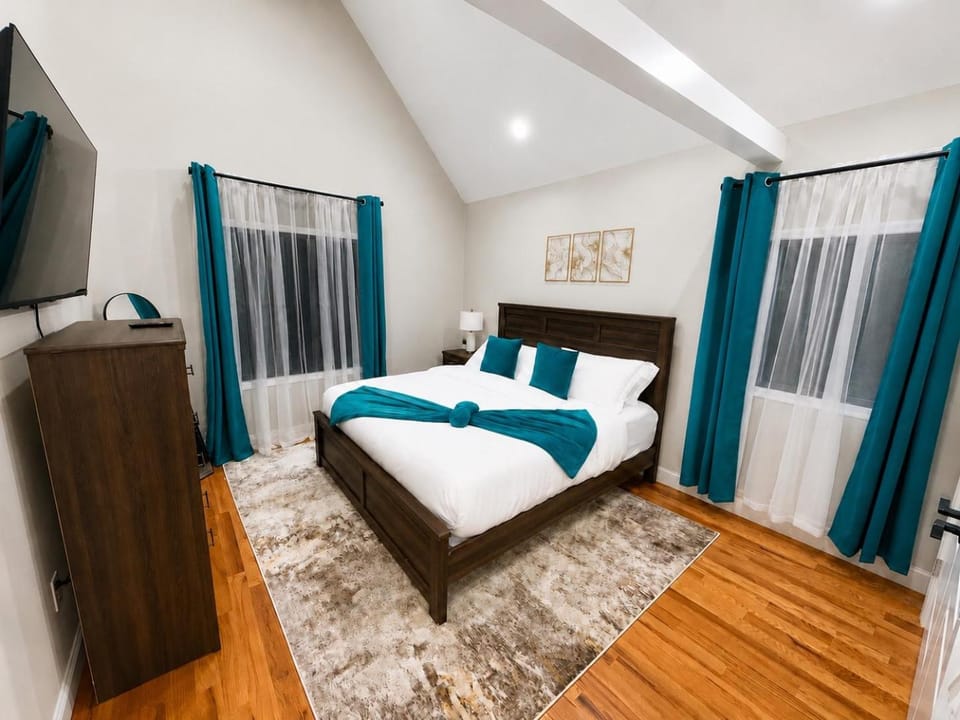 Bed, TV and multimedia, Photo of the whole room, Bedroom