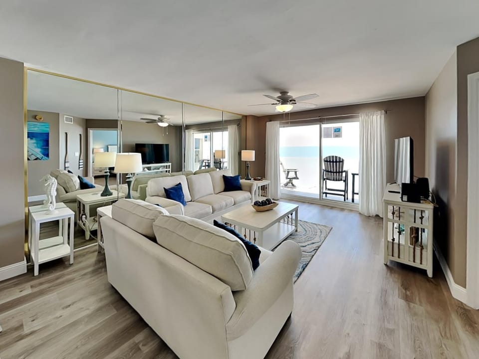 TV and multimedia, Balcony/Terrace, Living room, Seating area, Sea view, furniture