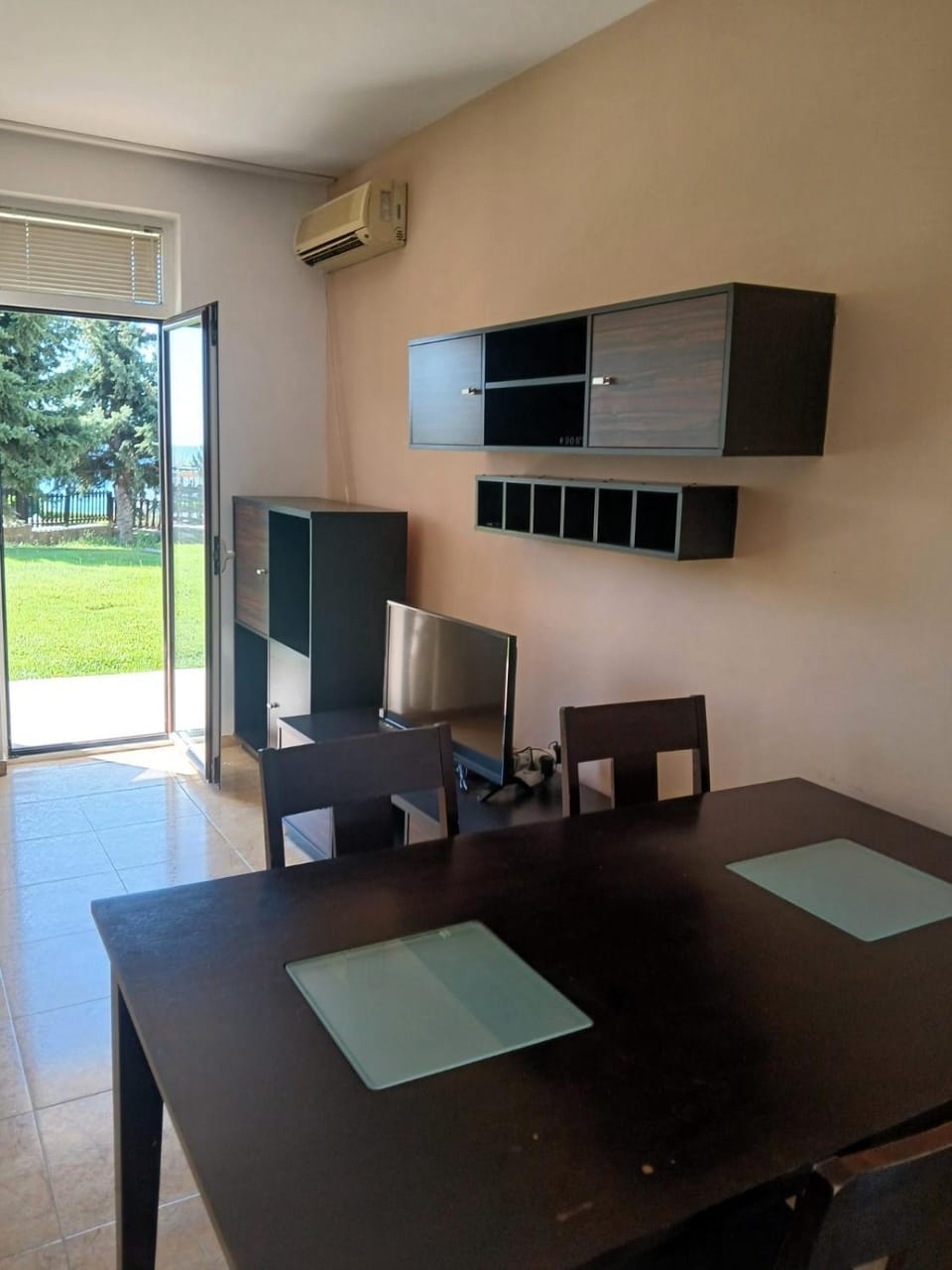 TV and multimedia, Living room, Seating area, air conditioner