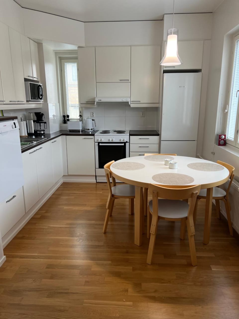 Kitchen or kitchenette, Dining area