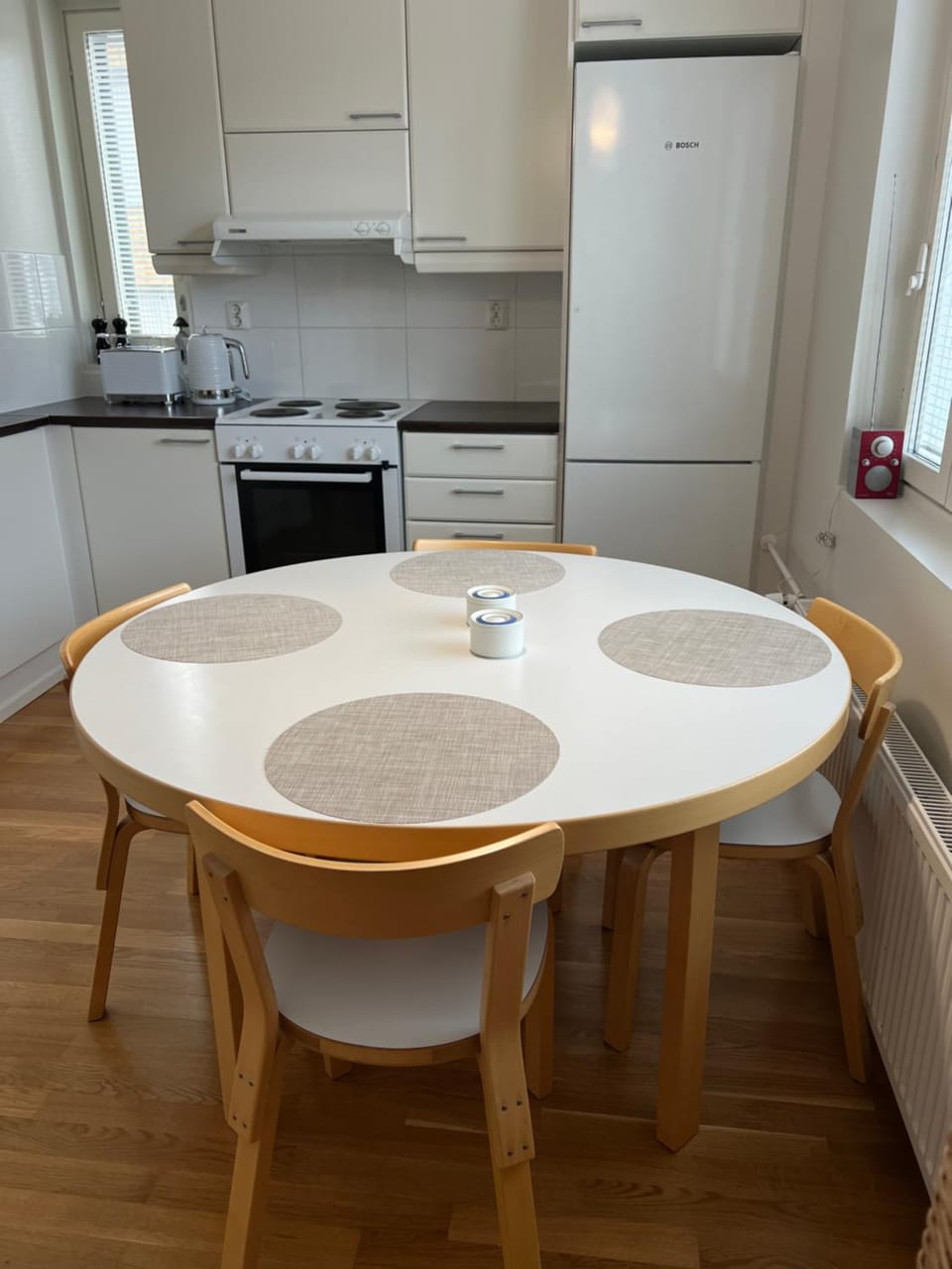 Kitchen or kitchenette, Dining area