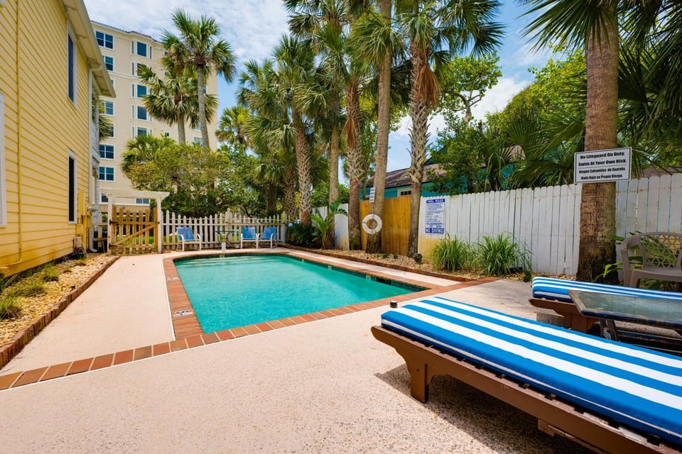 Property building, Swimming pool, sunbed