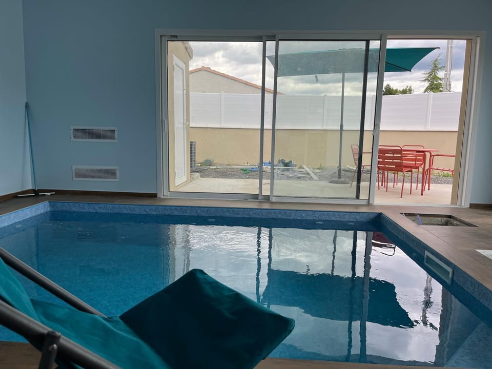 Maison avec piscine intérieure privée, buses de spa, jardin clos et parking Villa in Provence
