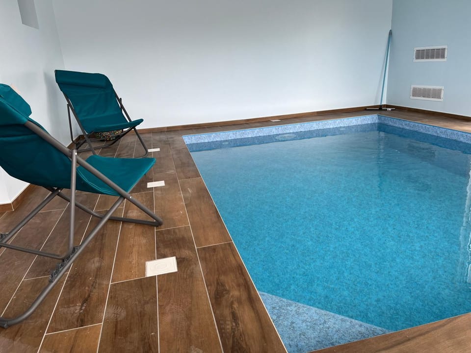 Maison avec piscine intérieure privée, buses de spa, jardin clos et parking Villa in Provence