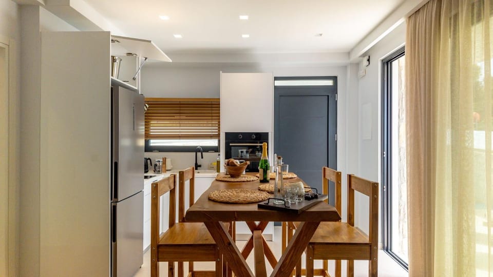 Living room, Seating area, Dining area, air conditioner