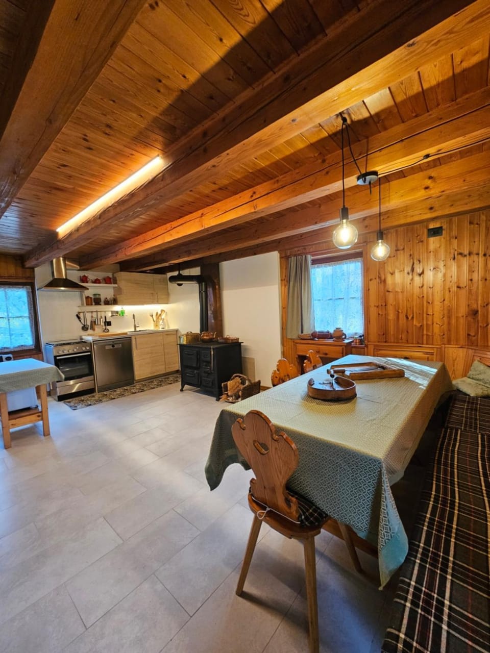 Kitchen or kitchenette, Living room, Seating area, Dining area