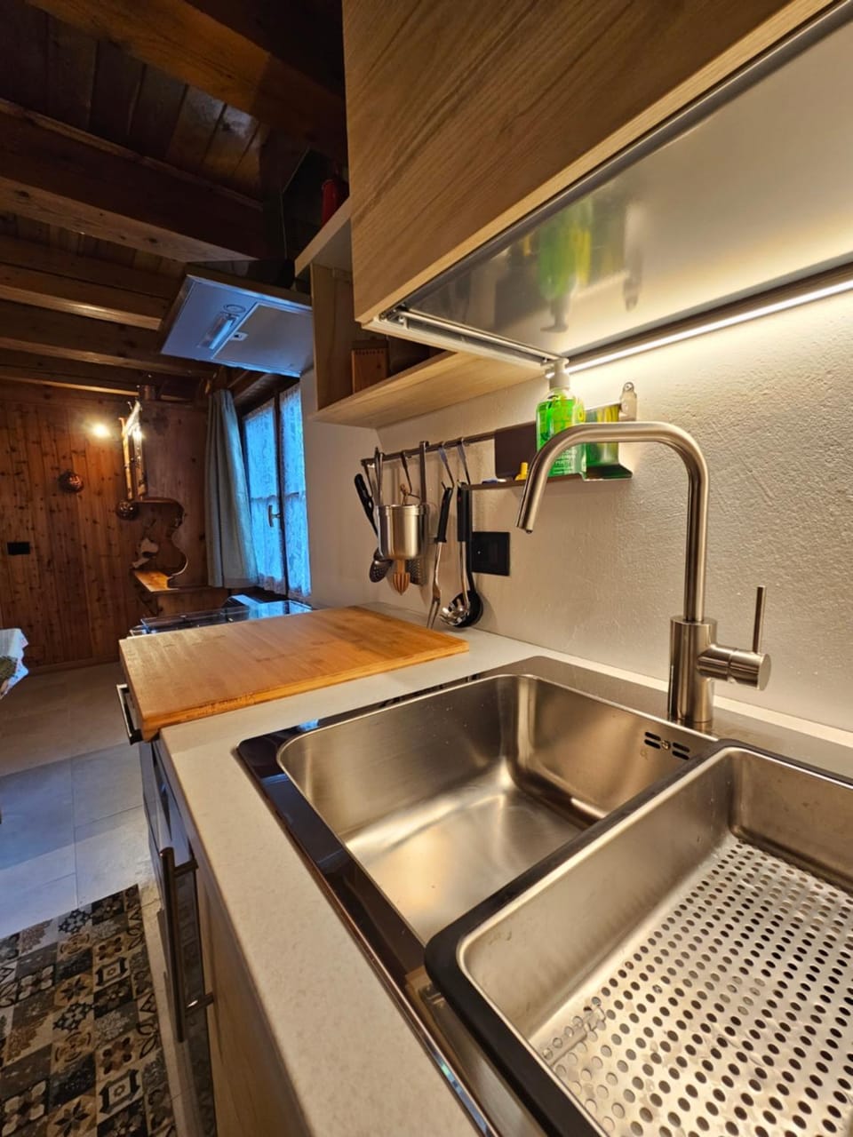 Kitchen or kitchenette, dishwasher, stove