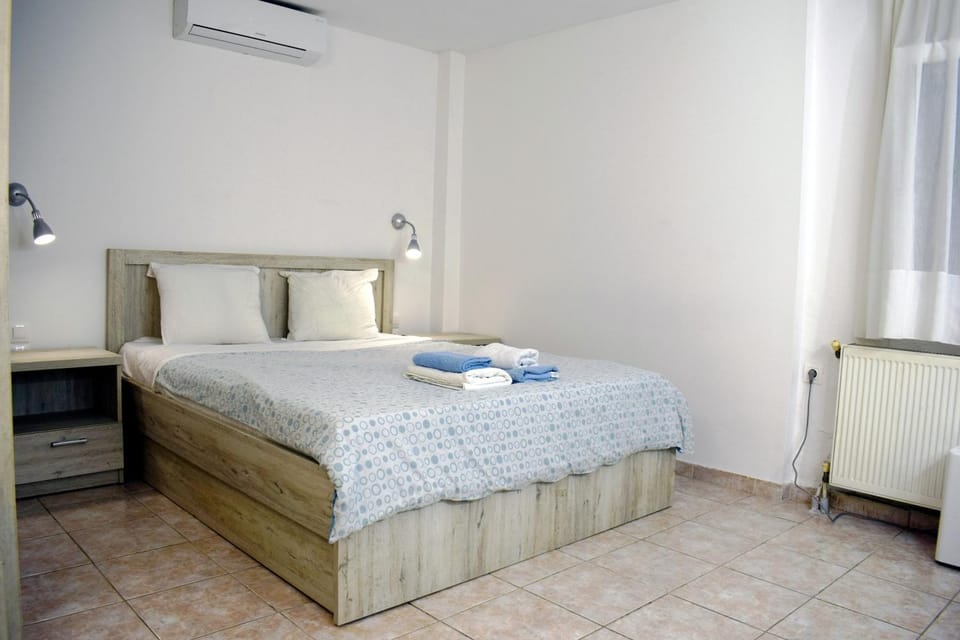 Bed, Photo of the whole room, Bedroom, towels, air conditioner
