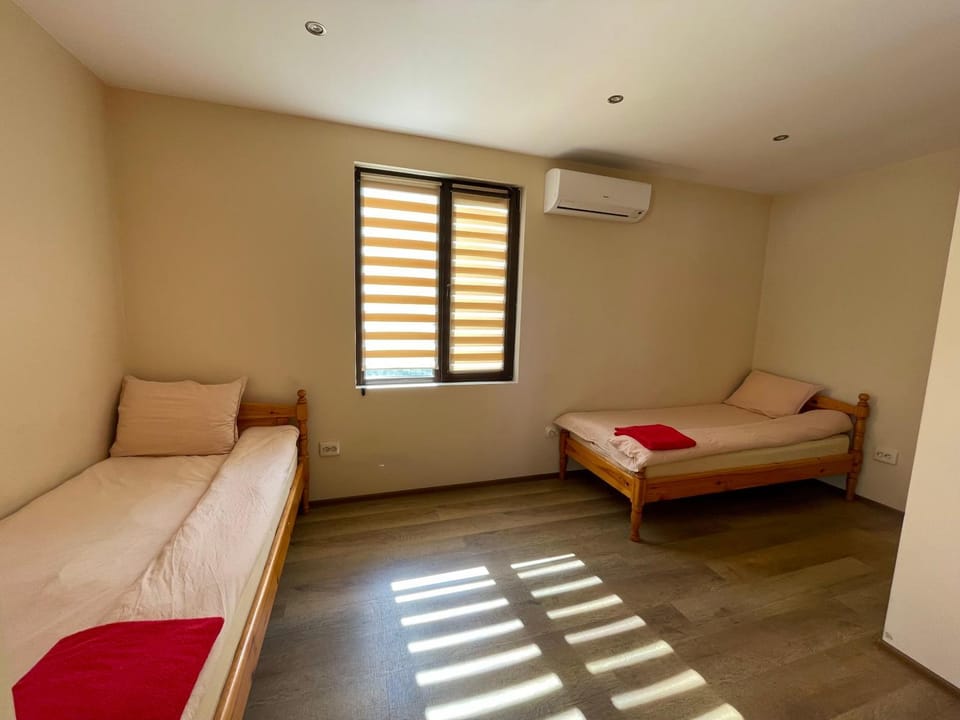 Bed, Photo of the whole room, Bedroom, air conditioner